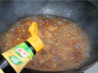 8、高升排骨,煮至汤汁略干、调入米醋