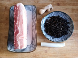 1、梅菜扣肉,准备食材。精选带皮猪五花肉。