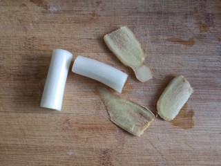 2、梅菜扣肉,葱白切段，姜切片备用。