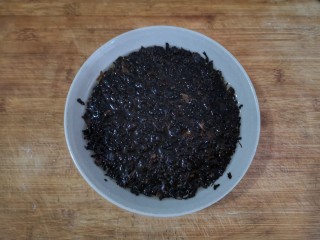 12、梅菜扣肉,梅干菜在清水中浸泡2小时以上洗净至爽口、淡口，把泡好的梅菜切成若干段备用。