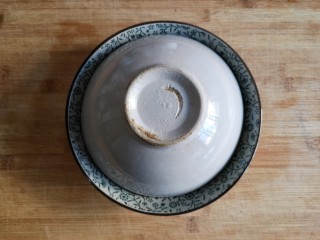 19、梅菜扣肉,用盘子盖住大碗，双手瞬间倒扣，拿掉大碗即成“扣肉”形状