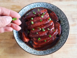 21、梅菜扣肉,最后撒上小葱绿即可。