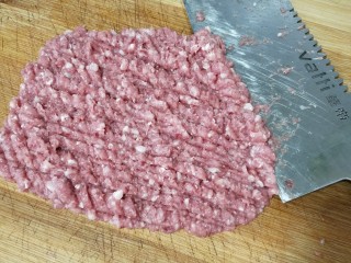 2、冬瓜圆子汤,剁很细的肉末，不喜欢机器绞的口感