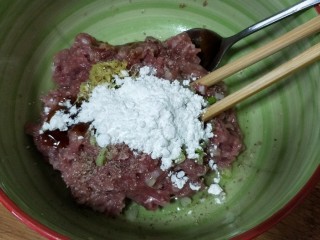 12、冬瓜圆子汤,放入淀粉顺一个方向搅拌上劲