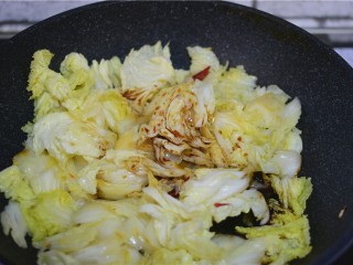 10、醋溜白菜,汤汁入锅