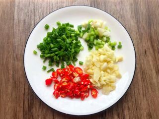 2、香辣土豆,小米辣清洗干净切碎，蒜头去皮洗净切蒜末，葱洗净切葱花。