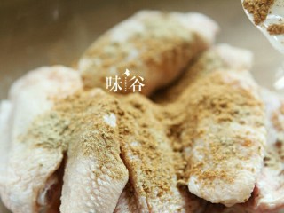 2、烤鸡翅,鸡翅水浸泡一会儿,泡出血水后洗干净捞起,倒入胡椒粉。