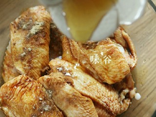 6、烤鸡翅,再淋上一层蜜糖。