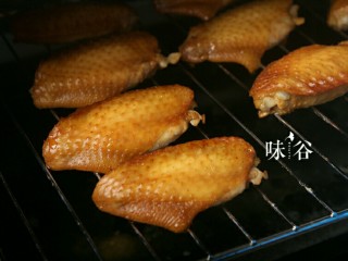 9、烤鸡翅,颜色已经金黄色了。