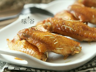 12、烤鸡翅,最后撒了些迷迭香的香料,香喷喷的鸡翅就烤好了!