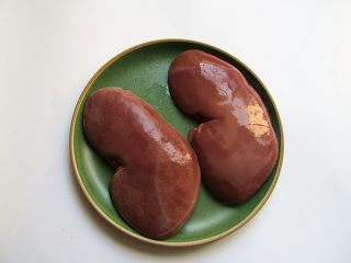 1、洋葱爆腰花,猪腰清洗干净，挑选猪腰，要选择表面没有红点，外形匀称的