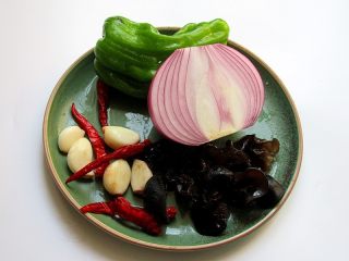 7、洋葱爆腰花,将腌制好的腰花放入开水中炒一下，十几秒中就好，时间长了腰花会老的，影响口感