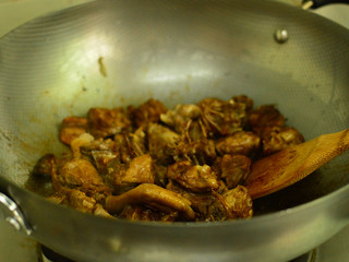 8、啤酒鸭,调入生抽、老抽、料酒，炒制上色