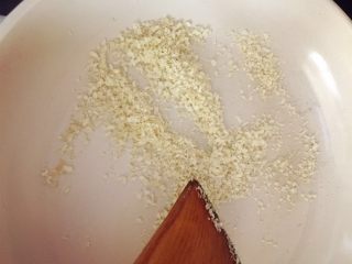 2、小芽早餐-日式炸猪排（烤箱版非油炸） ,将橄榄油倒入，热锅后将面包糠倒入平底锅