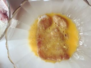 10、小芽早餐-日式炸猪排（烤箱版非油炸） ,掸掉多余的粉末，再裹上全蛋液