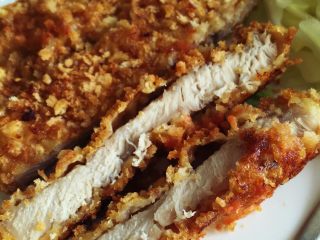 16、小芽早餐-日式炸猪排（烤箱版非油炸） ,看着是不是很有食欲呀，肉质鲜嫩，表皮酥脆，非油炸健康版