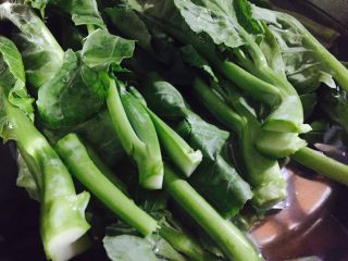 1、#咸味#万里一眼绿,白灼菜心,菜心洗干净!比较粗的可以在头部划一刀,以便入味!