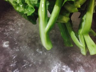 2、#咸味#万里一眼绿,白灼菜心,水开后,头部先放下去,头部是径部比较难熟!