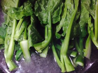 3、#咸味#万里一眼绿,白灼菜心,差不多熟度后全部放进去,焯水变色记得翻面!