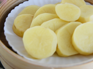 4、土豆这样做造型艳丽,超级下饭,健脾又开胃,放入蒸锅，中火蒸20分钟