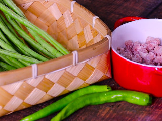 1、肉末炒豆角,准备所需要的食材