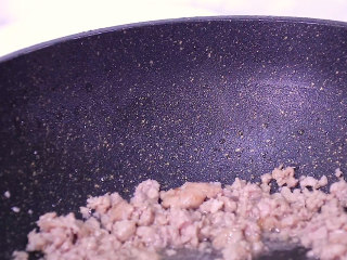 5、肉末炒豆角,油热后放入肉末炒至肉末颜色变白