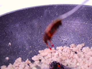 6、肉末炒豆角,再加入姜蒜末和老干妈