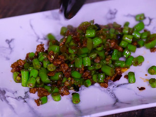12、肉末炒豆角,起锅装盘即可