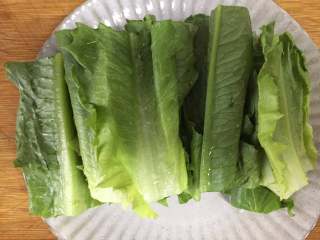 1、水煮牛肉,油麦菜用开水烫熟后，放在碗底。