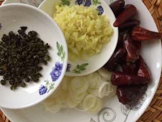 2、水煮牛肉,热锅放色拉油100克，放花椒粒+干辣椒爆香后，再放大葱圈、蒜末、姜末、郫县豆瓣酱炒出红油，再加点开水煮成红汤。