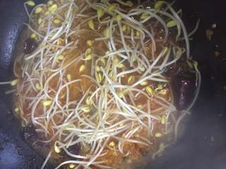 3、水煮牛肉,红汤烧开5分钟后，将豆芽菜在红汤中烫熟。