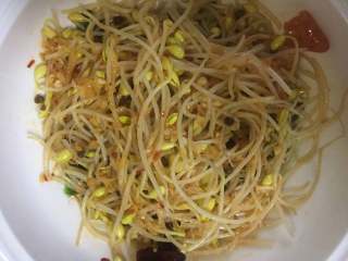 4、水煮牛肉,豆芽烫熟（约需1分钟）捞出放碗中，盖在油麦菜上面。