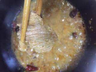 5、水煮牛肉,将腌好的牛肉放汤中烫5分钟左右。