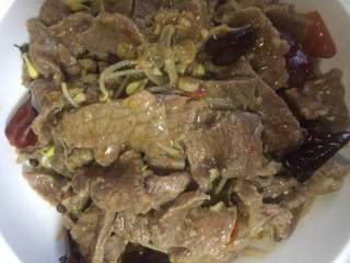 6、水煮牛肉,将烫好的牛肉捞出放入碗中，盖住豆芽。