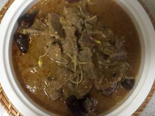 7、水煮牛肉,然后将锅中的汤汁用勺子浇在牛肉上，要露出部分牛肉。