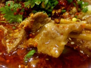 11、水煮牛肉,在碗中撒上葱花+香菜叶，一碗正宗的水煮牛肉就做成了。