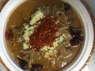 8、水煮牛肉,在牛肉上面 放蒜泥+辣椒粉。