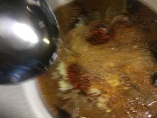 10、水煮牛肉,淋油