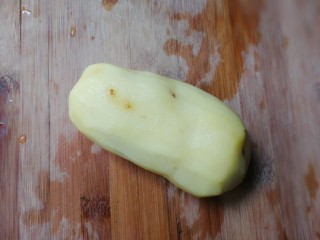 3、葱香土豆鸡蛋饼,土豆削去皮