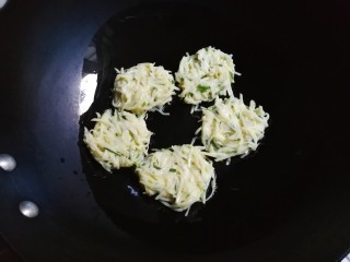 10、葱香土豆鸡蛋饼,热锅热油，用勺子一个一个挖出面糊放入锅中中火煎金黄