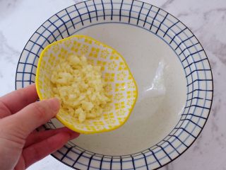 2、酸辣拌面,碗中放入蒜末