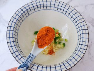 5、酸辣拌面,加入辣椒粉