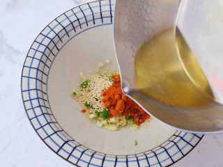 6、酸辣拌面,再把食用油烧热后直接浇倒在葱花蒜末上爆出香味