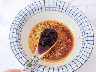 10、酸辣拌面,加入老干妈