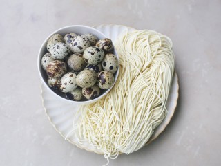 1、年夜饭必备之腰缠万贯,准备好所有食材。