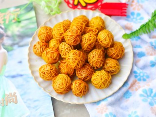 8、年夜饭必备之腰缠万贯,出锅撒椒盐即可。