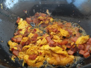 12、鸡蛋火腿辣椒酱炒饭,翻炒均匀