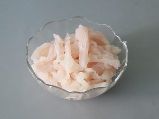 2、水煮鱼片,巴沙鱼洗净，切小片。