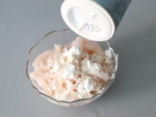 3、水煮鱼片,巴沙鱼放入淀粉、料酒、盐、胡椒。