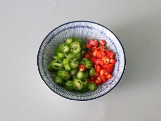 10、水煮鱼片,切好小米辣椒备用。